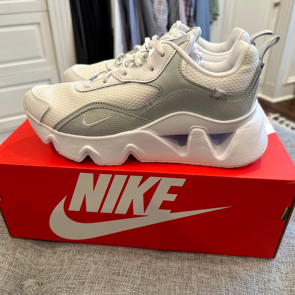 Women’s Nike RYZ 365 II size 8 in white/mtlc platinum size